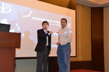 Jing Yuan Luke, MIMOS receiving a certificate for the project ASEAN forum for Software Defined System on Disaster Mitigation and Smart Cities