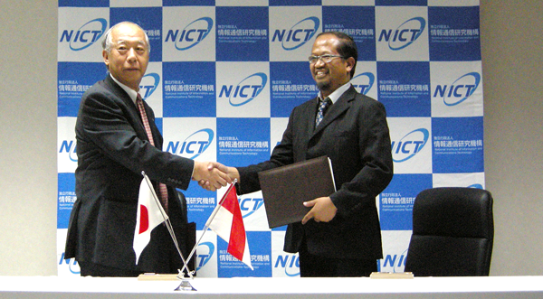 Dr. Masao Sakauchi, NICT President (left) shaking hands with Dr. Rudi Lumanto, MICT Senior Advisor (right)  after signing the MOU at NICT headquarters