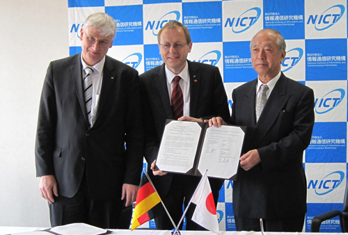 Dr. Masao Sakauchi, NICT President (right), Prof. Dr. Johann-Dietrich Wörner, DLR Chairman of the Executive Board (middle), Prof. Hansjörg Dittus, DLR Member of the Executive Board for Space Research and Technology (left) after signing the agreement at the NICT headquarters.