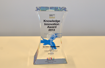 Knowledge Innovation Award 2013 優秀賞のトロフィー