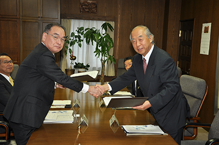 東京学芸大学 出口利定学長（左）とNICT坂内正夫理事長（右）