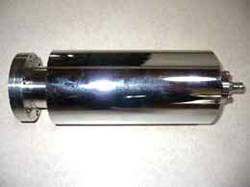 図2：NICTが開発してきた電池駆動可能な小型の超高真空イオンポンプ。市販単3乾電池16本で30時間以上の動作が可能。