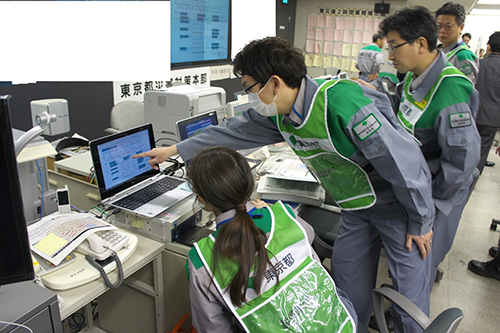 図3：D-SUMMを活用し情報収集する東京都職員