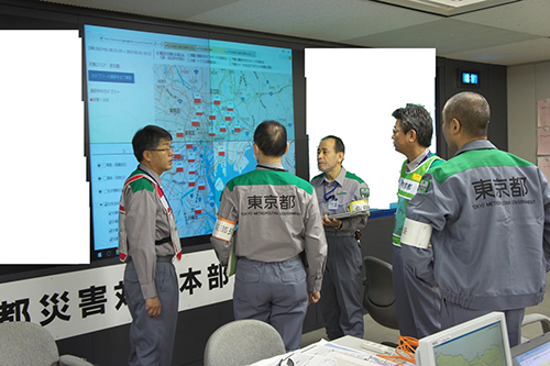 図4：D-SUMMの分析結果に基づいて情報分析状況を検討する東京都職員