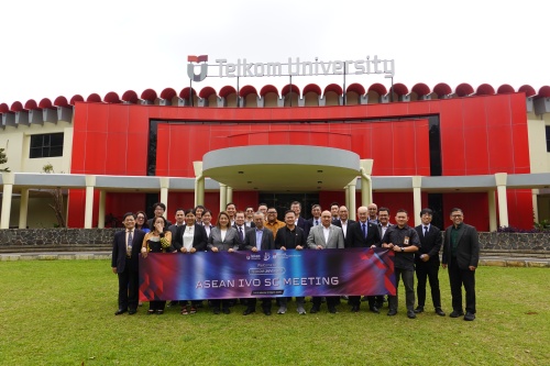 Steering Committee members and secretariat